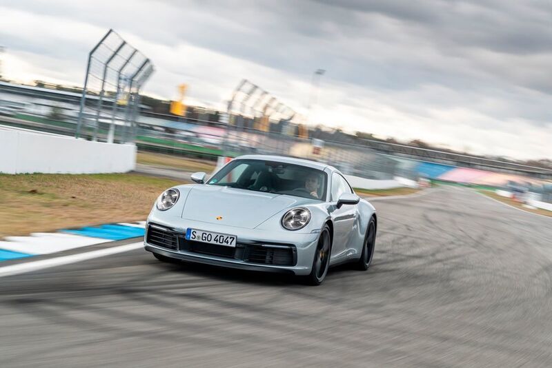 Während die Designer optisch nur dezent Hand angelegt haben, durften die Ingenieure den 911 technisch deutlich mehr aufrüsten. So feiert mit dem sogenannten „Wet-Mode“ ein neuer Fahrmodus, speziell für nasse Straßenverhältnisse, seine Premiere bei Porsche. (Porsche)