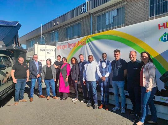 Stakeholder im Hytra-Projekt, u.a.: Alu-Cab CEO Warwick Leslie (5. von rechts), Beverley van Reenen (Mayoral Committee Member for Energy in the City of Cape Town, 5. von links)(Bild:  Dr. Ulrike Beyer / Fraunhofer IWU)