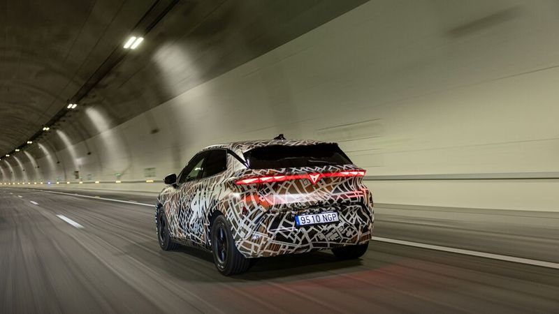 Drei Launch-Editionen sind vorgesehen: Dynamic, Dynamic Plus mit 211 PS und VZ Extreme mit 226 PS. (Bild: Seat via aum)