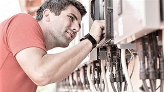 Trotz aller Umstände, die den deutschen Maschinenbau in den letzten Monaten im Genick sitzen, sucht die Branche jetzt verstärkt nach Monteuren, Ingenieuren und Informatikern. Doch das ist nicht so einfach... (Bild: Granfest)