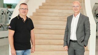 KW Automotive übernimmt die Al-Ko-Dämpfungstechnik (von links): Klaus Wohlfarth, Geschäftsführer und Gesellschafter der KW Automotive GmbH, und Harald Hiller, President und CEO der Al-Ko Vehicle Technology Group. (Bild: KW Automotive)