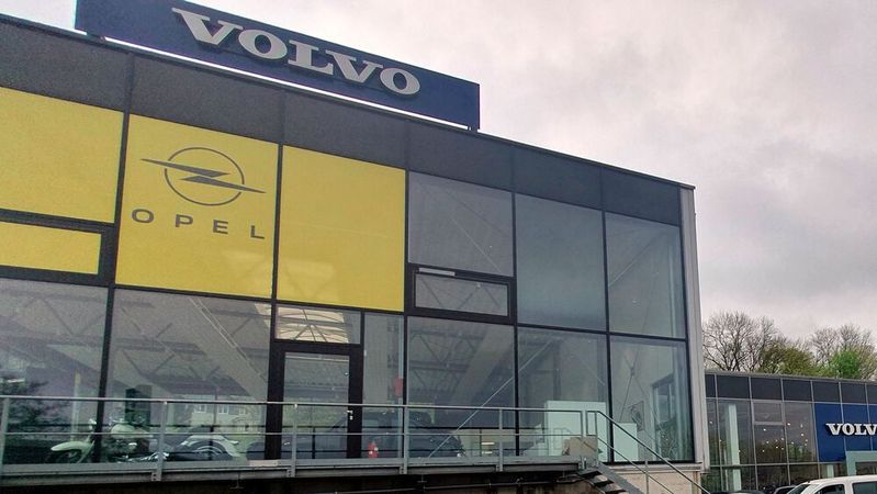 Opel in einem Volvo-Betrieb – warum nicht? In der Realität finden sich auch gerne mal vier oder fünf Fabrikate aus unterschiedlichen Konzernen am gleichen Standort.(Bild:  Mauritz – VCG)