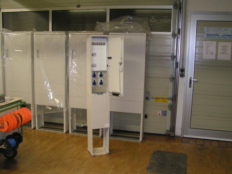 Die Verteilerschränke für elektrische Energie, die Deiring speziell für Campingplätze entwickelt, entsprechen den aktuellen Normen. (Finder)