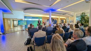 Der Biopolymer Kongress 2026 findet am 15. und 16. Juni in Halle (Saale) statt. Fachvorträge, Networking und der Biopolymer Innovation Award für nachhaltige Kunststofflösungen. (Bild: PlastXnow)