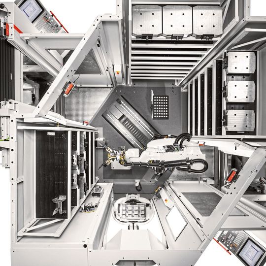 Draufsicht in das Robotersystem RS 1 adaptiert an zwei Hermle Bearbeitungszentren C 22 U links und rechts – bis zu drei Speichermodule sorgen für eine lange autonome Laufzeit und beherbergen Paletten, Universalmatrizen und Greifer. Draufsicht in das Robotersystem RS 1 adaptiert an zwei Hermle Bearbeitungszentren C 22 U links und rechts – bis zu drei Speichermodule sorgen für eine lange autonome Laufzeit und beherbergen Paletten, Universalmatrizen und Greifer.