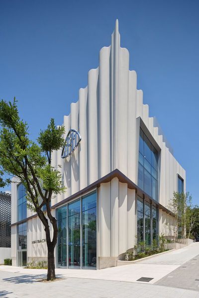Das alleinstehende Gebäude wurde in in enger Abstimmung mit dem Mercedes-Benz-Chefdesigner Gorden Wagener gestaltet. (Bild: Mercedes-Benz AG)