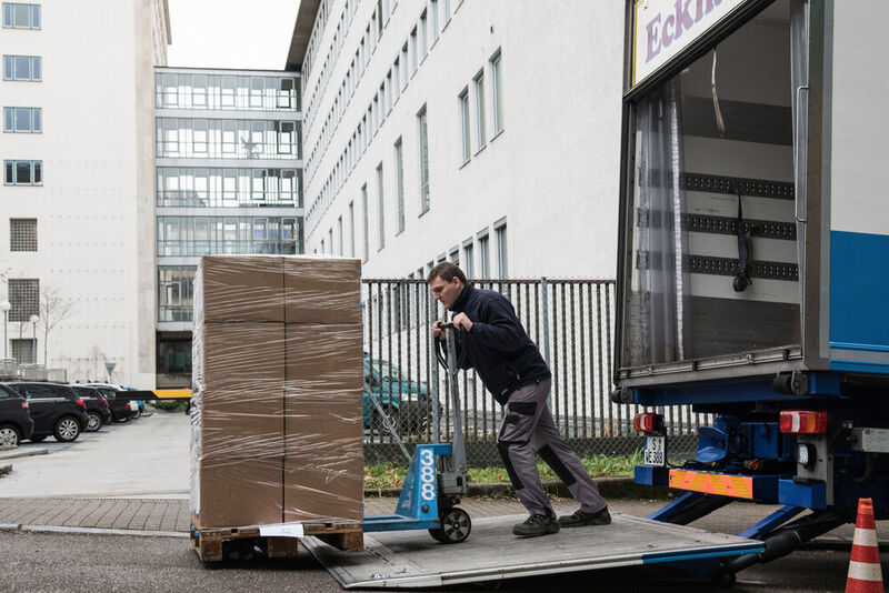 Die Dokumente der Klageschrift wurden mit einem Lastwagen am Landgericht Stuttgart abgeliefert. (Elvis AG)