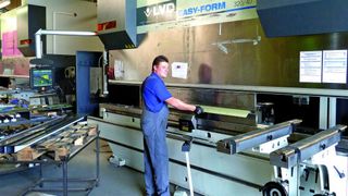 Die Trispa GmbH im bayerischen Ettenkofen hat in zwei baugleiche vollhydraulische CNC-Gesenkbiegepressen investiert und erledigt damit alle Blechbiegeaufgaben. (Bild: Kuhn)