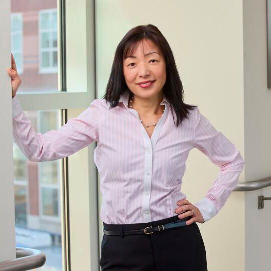 Akiko Iwasaki ist Sterling-Professorin für Immunbiologie und Molekular-, Zell- und Entwicklungsbiologie an der Universität Yale sowie Direktorin des Zentrums für Infektion und Immunität  an der Yale School of Medicine. 