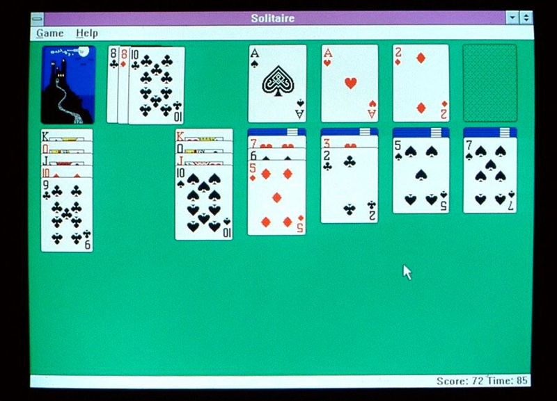 Windows 3.0 (Release im Frühling 1990) beinhaltet erstmals das kostenlose Spiel Solitaire - bis heute die Rettung für viele gelangweilte Büroarbeitende oder Studierende. (Bild: Microsoft)