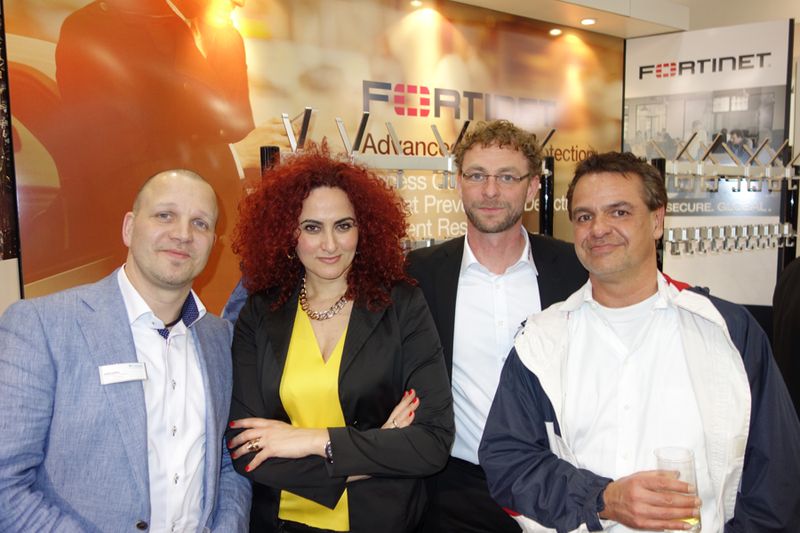 Besa Agaj, IT-BUSINESS, mit (v. l.) Jürgen Schopper, Trustwave, Sascha Kreft, Wick Hill, und Andreas Beuden, UnternehmensIT (Bild: IT-BUSINESS)