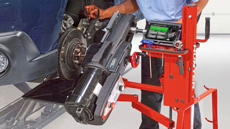 Das Spitzenmodell „Digi-Cal“ unterstützt den Mechaniker zusätzlich mit einem digitalen Messsystem, das die Dicke der Bremsscheibe automatisch misst und die Schnitttiefe bestimmt.(Bild:  Hunter)