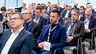 In der Session „Materialien“ beim Leichtbau-Gipfel standen Werkstoffe im Mittelpunkt, die sich für automobilen Leichtbau eignen, auch wenn die Beispiele nicht immer vier Räder hatten. (Stefan Bausewein)