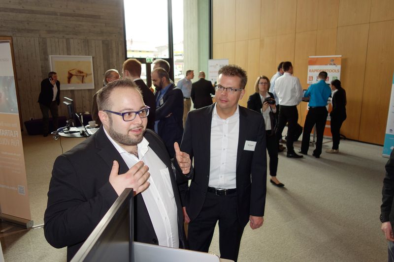 (r.) Mike Bergmann, visoma, hört genau zu, ob Moritz Münzenmaier, acmeo, seine Software richtig erklärt. (Bild: IT-BUSINESS)