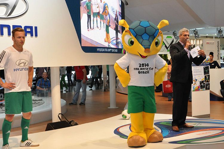 ... und natürlich das WM-Maskottchen. (Foto: Grimm)