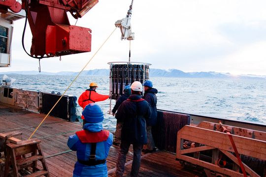 Ein Großteil der Proben wurden in der Framstraße zwischen Spitzbergen und Nordost-Grönland genommen, wie hier auf dem nordost-grönländischen Schelf, wo die Wetter- und Eisbedingungen unerwartet gut waren.(Bild:  Stephan Krisch/TU Braunschweig)