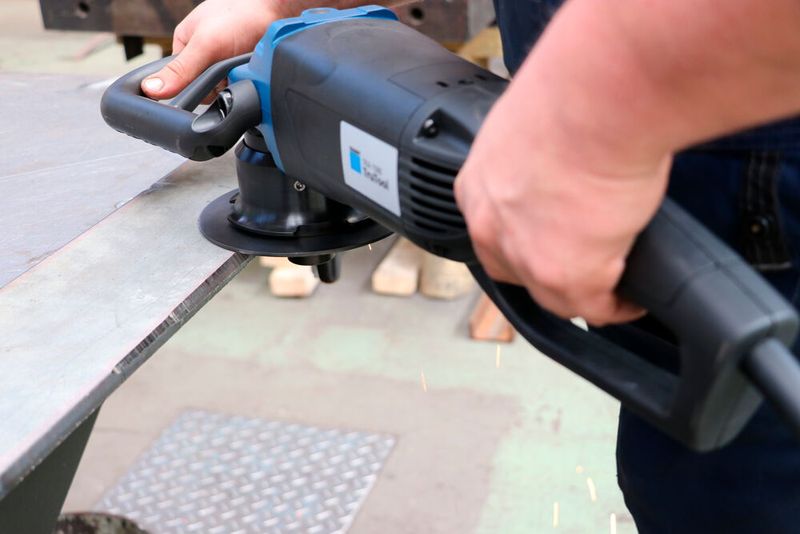 Facharbeiter des Dampflokwerks Meinigen stellen mit dem Kantenfräser Trutool TKA 1500 gerade Kanten sowie Innen- und Außenkonturen... (Bild: Trumpf)