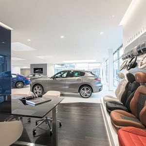 Es schreibt unter anderem die „Personalization Area“ vor. Hier können sich die Premiumkunden bei der Individualisierung ihres Traumwagens beraten lassen.(Bild:  Scherer-Gruppe)