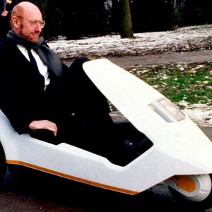 Der Sinclair C5 ist ein ab 1979 von Sir Clive Sinclair entwickeltes und ab November 1984 bei Hoover in Merthyr Tydfil in Wales, Großbritannien, produziertes dreirädriges Elektrofahrzeug. Sinclair glaubte, mit diesem Fahrzeug den Personennahverkehr revolutionieren zu können. Sinclair investierte einen Teil seines Vermögens aus dem Verkauf von Aktienbeteiligungen an Sinclair Research und setzte Barrie Wills als Manager ein, der vorher bei der US-amerikanischen DeLorean Motor Company tätig gewesen war.(Bild:  PA Archive/Ima)