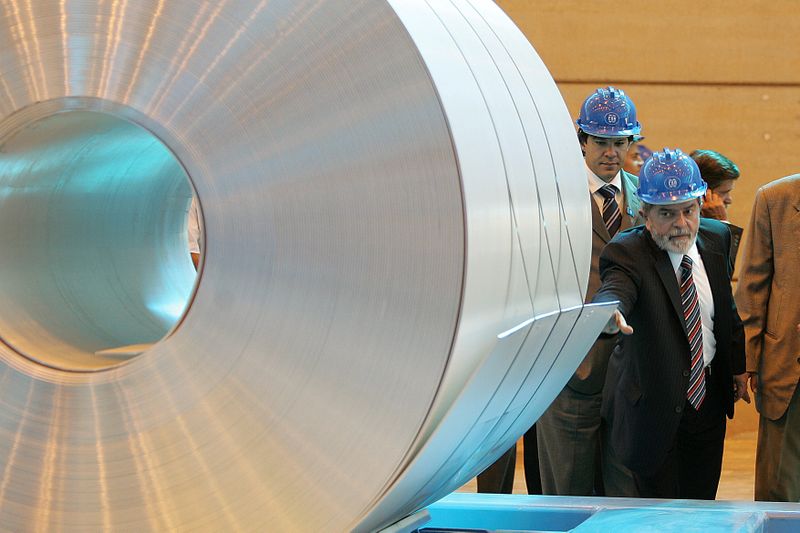 Aluminium Risikoklasse: mittel Einsatzfelder: Luft- und Raumfahrt, Fahrzeugbau, Elektroindustrie, Verpackungen  Zukunftsrelevanz: Mittelhoch wegen der hohen Bedeutung im Bereich klassischer Industrieprodukte Politisches Risiko: in westlichen Staaten vorhanden, riskant ist, dass China bedeutende Lagerstätten hat und diese strategisch nutzen könnte (Bild: Ricardo Stickert PR unter CC-BY-SA 3.0 Lizenz, wikicommons)