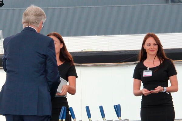 Zwei Ehrendamen überreichen Dr.-Ing. e.h. Friedhelm Loh einen Schaltschrank AE und den passenden Schaltschrankschlüssel. (Reinhold Schäfer)