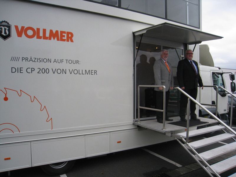 Bild 5: Im hessischen Limburg begrüßt FDPW-Präsident Jürgen Baldus (rechts) Lothar Reinhardt, den Vizepräsident Verkauf und Markteting bei Vollmer auf der Gangway des Tourgefährts auf dem Gelände der Firma Spreyer. (Bild: Vollmer)