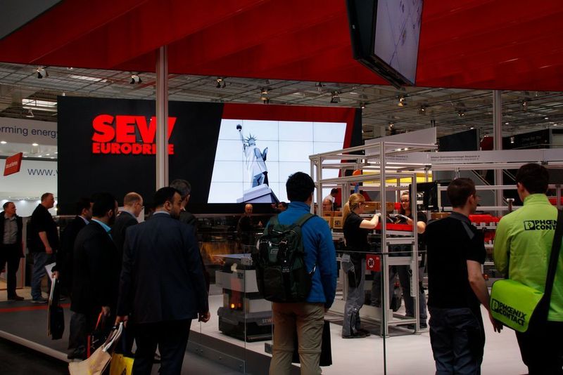 Bei Sew Eurodrive können Besucher mit dem  Fahrsimulator selbst im Rennwagen am Steuer sitzen. (Bild: konstruktionspraxis)