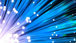 Damit die Daten vom Glasfaserkabel am Rechner oder im Datencenter ankommen, setzen Forscher auf Dünnglas-Technik. (gemeinfrei)