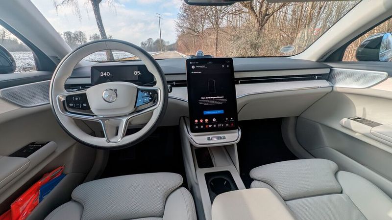 5. Der Innenraum: Volvo-typisch reduziert gestaltet, aber extrem großzügig und luxuriös, mit einer skandinavischen Note: Der Innenraum des ES90 ist ein echtes Highlight. Mit hellem Leder verstärkt sich dieser Eindruck noch mehr. Die komfortablen Sitze umschließen den Fahrer förmlich und tragen dazu bei, dass man wirklich entspannt am Ziel ankommt. Überzeugen konnte bei den sommerlichen Temperaturen auch das riesige, elektrochromatische Panorama-Glasdach, dessen Tönung sich über das zentrale Display in der Mittelkonsole steuern lässt - das transparente Glas wird dann matt-dunkel und blickdicht. (Bild: Mauritz – VCG)