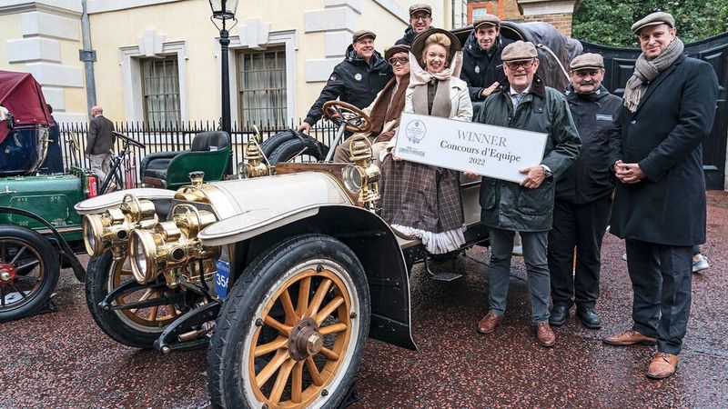Glückwunsch an das Team von Mercedes-Benz Classic mit ihrem Simplex. Stielecht gekleidet nimmt dieses mit Marcus Breitschwerdt, Leiter Mercedes-Benz-Heritagen, den Gewinnerpreises „Concours d’Equipe“ im Rahmen des Councours, der am Samstag vor dem Rennen stattfand, entgegen. (Bild: Craig Pusey)