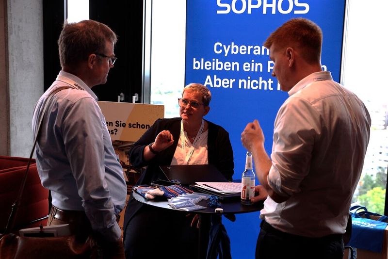 Während der Mittagspause wurde fleißig weiter „genetworked“. Auch an den Ständen herrschte weiterhin reger Betrieb, wie hier bei Inka B., Senior Enterprise Account Executive bei Sophos, zu sehen. (Bild: Vogel IT-Akademie)