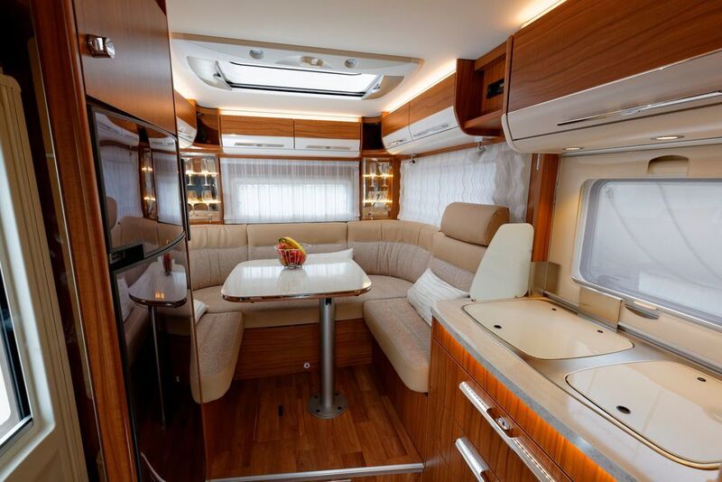 Im Hymer-Debütanten Duo-Mobil platzierten die Innenarchitekten das Hubbett über dem Fahrerhaus so, dass es sowohl quer als Doppelbett zu verwenden ist oder mit Hilfe variabler Verlängerungen auch längs als Einzelkojen. (Hymer)