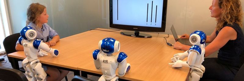 Wie wirkt sich die Anwesenheit von Robotern auf das menschliche Denken aus? Zumindest Kinder lassen sich von den putzigen Naos einen Bären aufbinden. (Bild:   Tony Belpaeme/Ghent University)