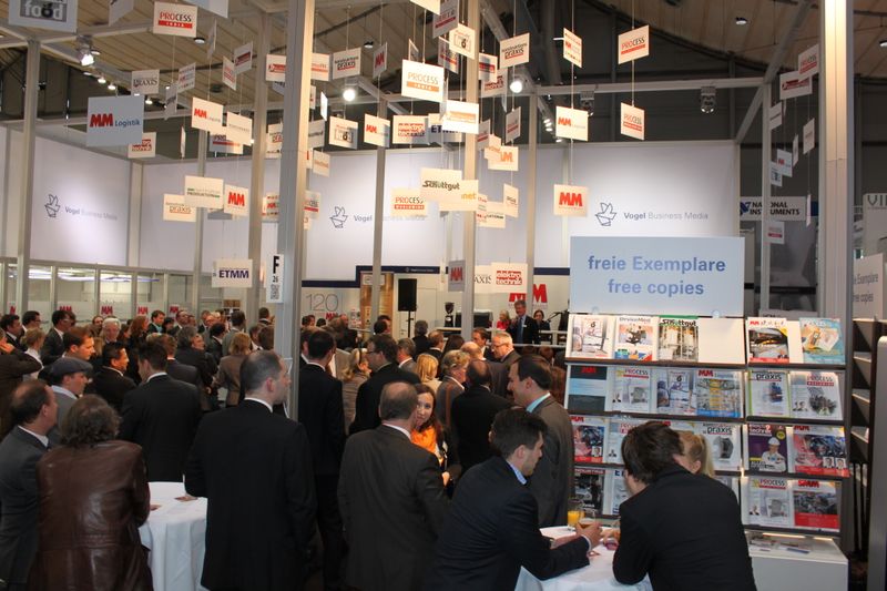 Am Dienstagabend wurde bei der Vogel Business Media am Messe-Stand in Halle 9 traditionell auf eine erfolgreiche Hannover Messe 2014 angestoßen. Gute Gespräche und Live-Musik von der Band „Famos“ sorgten bei den zahlreichen Standpartygästen für eine ausgelassene Stimmung. (Siegl/Vogel Business Media)