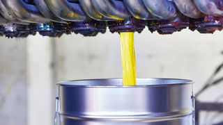 „SmartCure“ spart nicht nur Zeit, Energie und schont die Umwelt, sonder kann auch mit allen üblichen Applikationsverfahren verarbeitet werden. Seine Topfzeit beträgt bei Raumtemperatur satte 24 Stunden und es kann in allen Farbtönen glänzen, betont GV-Lacke. (Bild: GV-Lacke)