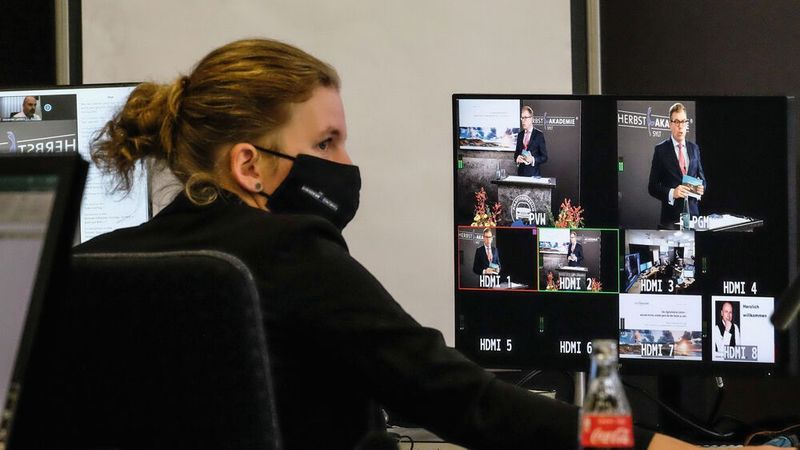 Digitales Mischpult: Bewegtbild oder Power-Point-Präsentation – Frederike Loft schickte jederzeit die richtigen Bilder online auf Sendung.   (Zietz/»kfz-betrieb«)