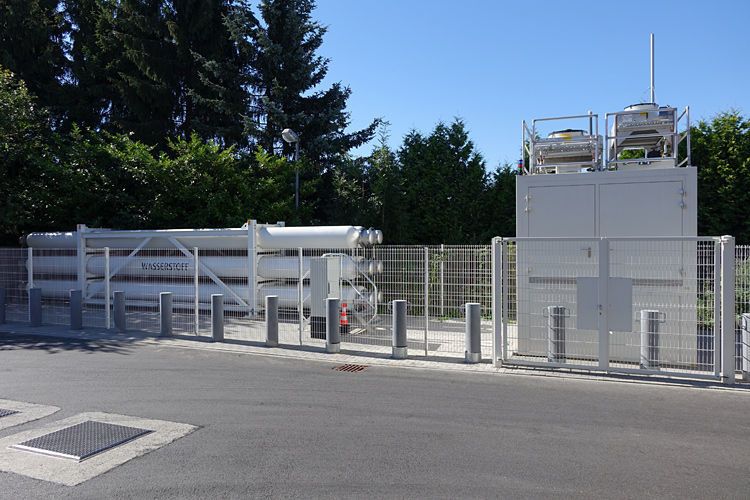 Der Wasserstoff lagert hier in Tanks oberirdisch. Gemeinsam mit dem Verdichterhaus benötigt das System deutlich weniger Bauraum als bisherige Wasserstoff-Tankanlagen. (Sven Prawitz)