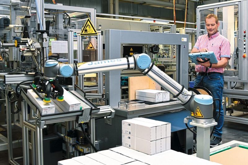 Mithilfe unterschiedlicher Peripheriegeräte übernehmen Cobots zahlreiche Aufgaben entlang der gesamten Wertschöpfungskette – vom Verkleben kleinteiliger Komponenten über die Montage von Baugruppen bis hin zur Verpackung. (Hensel)