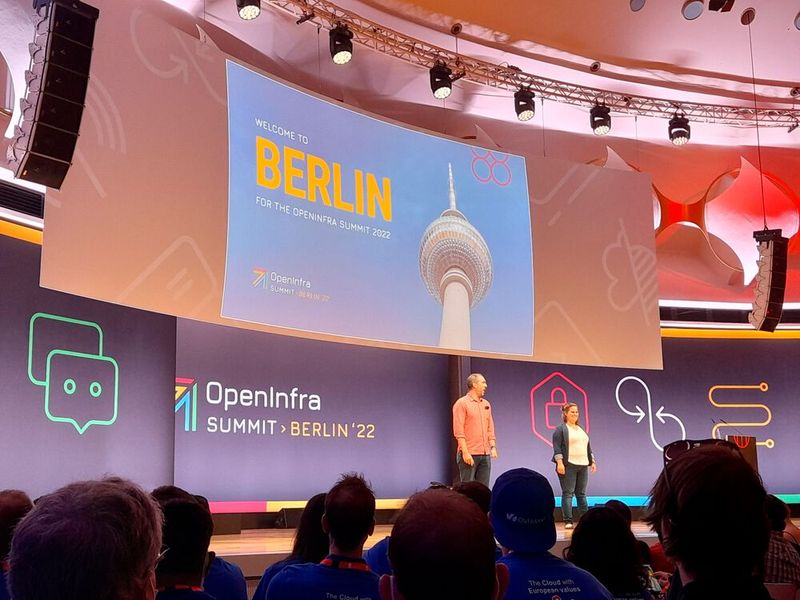 Jonathan Bryce, Executive Director der Open Infrastructure Foundation, und Allison Price, Director of Marketing & Community, eröffneten das Summit.