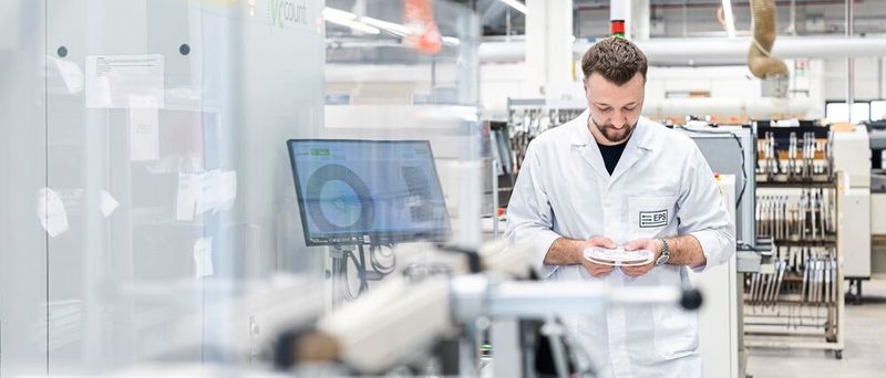 Bei EPS soll schon im Umgang mit Bauteilen sichtbar werden, worauf der EMS-Dienstleister setzt: Genauigkeit, Verlässlichkeit und ein möglichst früher Blick auf mögliche Engpässe. (Bild: Susanne Kästner)