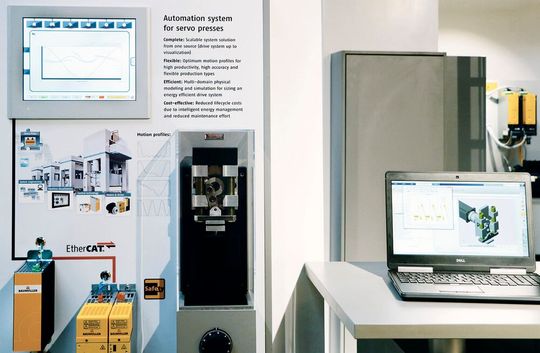 Musterbeispiel (auf Messe) der Firma Baumüller: Die Servopresse wurde bereits vorab simuliert und so optimal auf die Anforderungen des Maschinenbauers ausgelegt. Das Bewegungsprofil der realen Servopresse (links als Messe-Präsenter dargestellt) ist nahezu identisch mit seinem digitalen Zwilling, der simulierten Version (rechts). Musterbeispiel (auf Messe) der Firma Baumüller: Die Servopresse wurde bereits vorab simuliert und so optimal auf die Anforderungen des Maschinenbauers ausgelegt. Das Bewegungsprofil der realen Servopresse (links als Messe-Präsenter dargestellt) ist nahezu identisch mit seinem digitalen Zwilling, der simulierten Version (rechts).