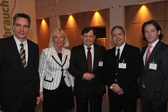 Mit dem Ergebnis zufrieden zeigten sich Redaktion, Sponsor- und Herstellervertreter (v. li.): »kfz-betrieb«-Chefredakteur Wolfgang Michel, Marion Johl (Generalbevollmächtigte Santander Consumer Bank), Axel Berger (Vorstandsvorsitzender Car Garantie), Axel Wellmann (Mercedes-Benz Pkw Vertrieb Deutschland) und Thomas Hanswillemenke (Vorstand Santander Consumer Bank). (Archiv: Vogel Business Media)