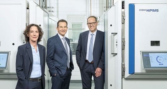 Bewährtes Kernteam mit neuer Spitze bei Cemecon (von links): Dr.-Ing. Beate Hüttermann (CMO), Bernd Hermeler (CEO) und Christoph Feig (COO).(Bild:  Cemecon)