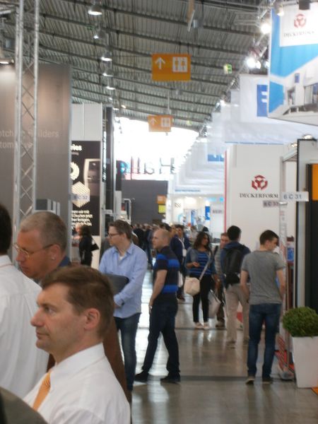 Und ab hier erleben Sie immer wieder, was es sonst noch so auf der Premiere der Moulding Expo zu erleben gab. Mit dabei sind ein Trabi, ein BMW i8, diverser Boliden der Formula Student, ein Rennsimulator, Bauteile, Werkzeugmaschinen und vieles Mehr...die Moulding Expo hat gemäß den Aussagen der Initiatoren ihr Versprechen erfüllt, der Branche eine neue, optimierte Präsentationsplattform zu bieten. (Bild: Königsreuther)