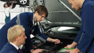 Experten von Bosch vermitteln den Teilnehmern fachliches Know-how. (Foto: Bosch)