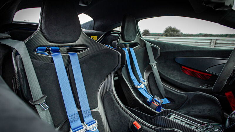 Die Carbon-Schalensitze sind zwar nicht sonderlich bequem, halten die Insassen aber in Position. (McLaren)