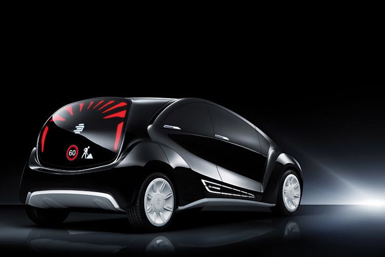 Mittels Car-to-Car-Communication und OLED-Technik können verschiedene Warnsignale auf die Heckscheibe projiziert werden. (Foto: Edag)