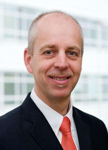 Joachim Zoll, Leiter des Geschäftssegments Machine Tools Systems bei der Siemens AG: „Durch die digitale Prozesskette von der Idee bis zur Maschine auf einer gemeinsamen Datenbasis helfen wir unseren Kunden, flexibler auf individuelle Anforderungen ihrer Kunden zu reagieren.“ (Siemens)