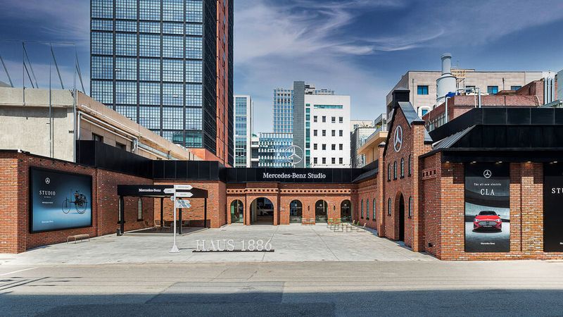 Das Studio in Seoul wirkt von außen klassisch ... (Bild: Mercedes-Benz AG)