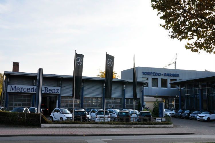 Mit der Übernahme der Mercedes-Benz-Niederlassung Saarland gibt sich die Torpedo Gruppe eine neue Firmenstruktur. Zugleich bereitet sie einen Generationenwechsel vor und geht neue Wege in der Leadbearbeitung. (Torpedo Garage)